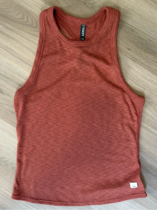Vuori Tops - Vuori
Women’s Rust Ribbed Racerback Tank Top
Size: Medium